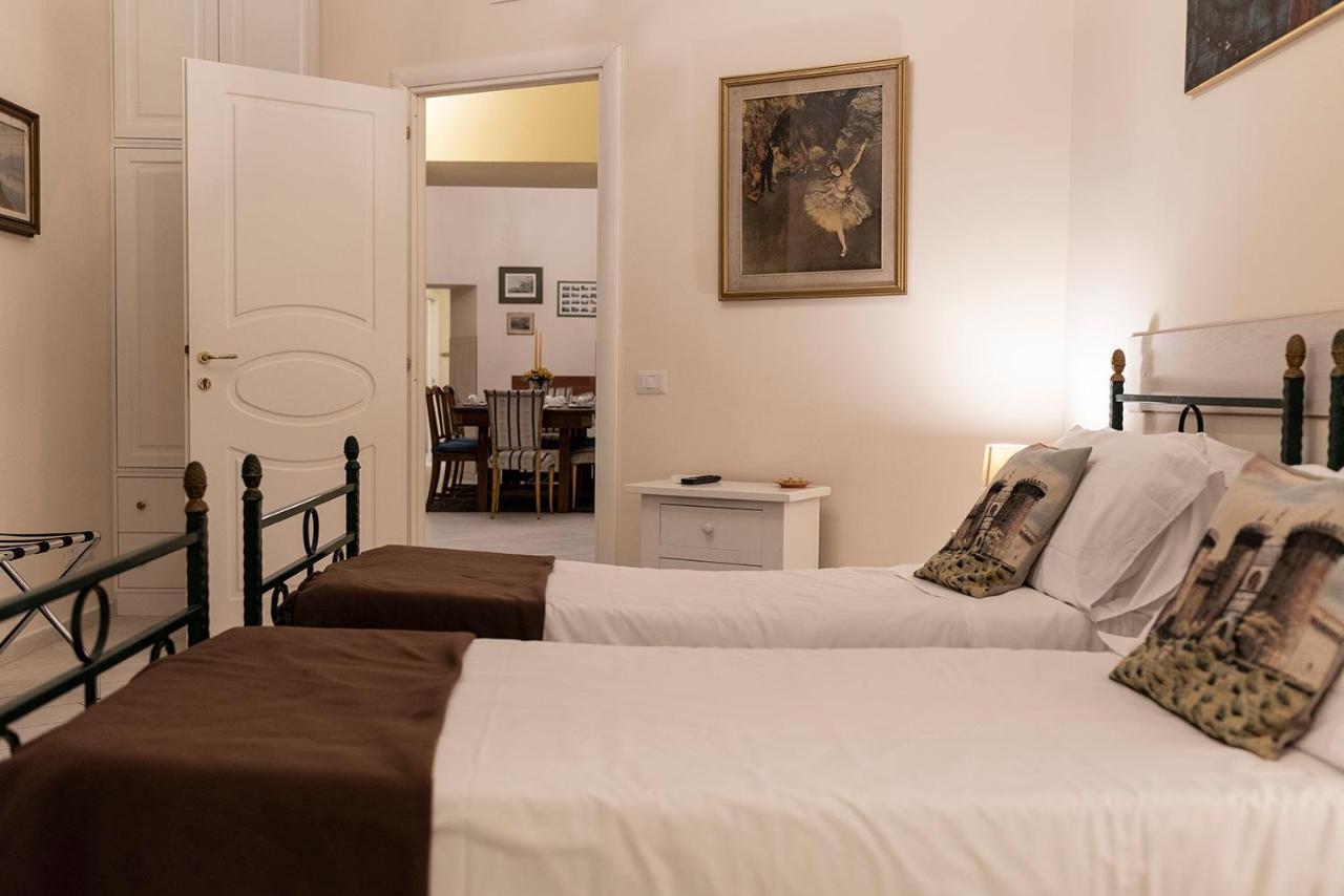 Domus Borbonica Bed & Breakfast Napoli Bagian luar foto