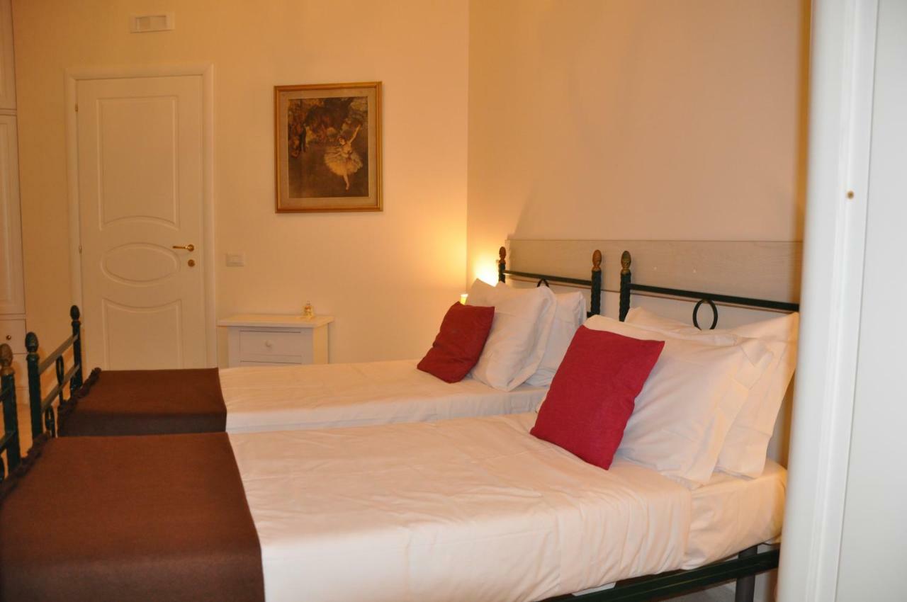 Domus Borbonica Bed & Breakfast Napoli Bagian luar foto